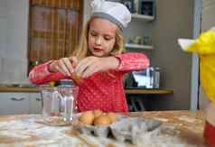 烘焙美味的厨房裁剪拍摄女孩烘焙厨房