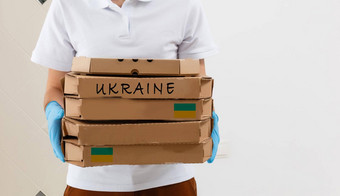 男人。持有盒子援助乌克兰难民可怜的公民找到战争乌克兰俄罗斯人道主义援助概念捐赠难民