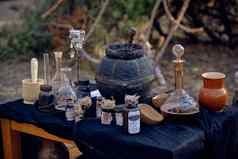 表格配件法术巫术站松森林魔法药水酿造黑色的能特写镜头