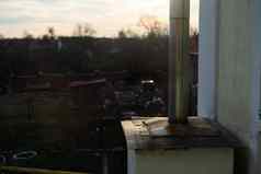 生锈的铁烟囱屋顶摧毁了房子