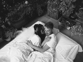 爱的结婚了夫妇谎言床上酒店放松男人。女人浴袍休息休闲时间享受粮食效果