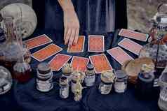 女巫黑色的衣服占卜卡片站表格配件法术魔法巫术摆姿势松森林特写镜头