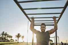 你看野兽强大的肖像肌肉发达的年轻的男人。锻炼健美操公园