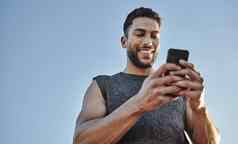 建筑肌肉现代科技低角拍摄运动年轻的男人。手机锻炼在户外