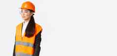配置文件亚洲女女商人检查建设区域首席工程师左穿安全头盔反光服装站白色背景