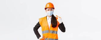 科维德安全协议企业建设防止病毒概念自信亚洲女工程师头盔眼镜指出手指脸面具冠状病毒流感大流行