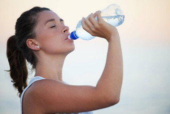 喝水身体拍摄运动年轻的女人喝水运行
