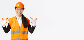 微笑自信亚洲女首席建设工程师安全头盔手套眼镜指出通知遵循安全协议穿特殊的服装白色背景