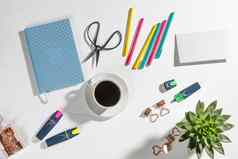 布局办公室回来学校蓝色的笔记本色彩斑斓的笔记号笔纸剪辑盆栽echeveria杯茶的地方文本