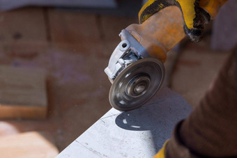 工人削减瓷砖特殊的工具钻石阀瓣