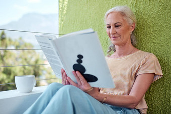 免费的时间卷曲好书拍摄成熟的女人阅读书咖啡阳台首页