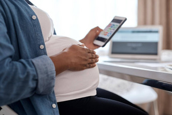 应用程序帮助怀孕<strong>旅程</strong>裁剪拍摄怀孕了女人手机坐着首页