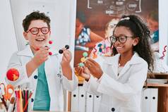 无趣的时刻科学涉及到拍摄可爱的年轻的学校孩子们学习分子科学类学校