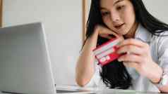关闭女人信贷卡采购购物在线移动PC电脑