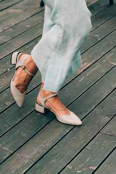 女腿蓝色的棉花裤子米色鞋子