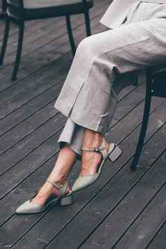 女腿蓝色的棉花裤子米色鞋子
