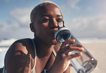 健康的生活方式意味着住适合喝水拍摄运动年轻的女人喝水锻炼