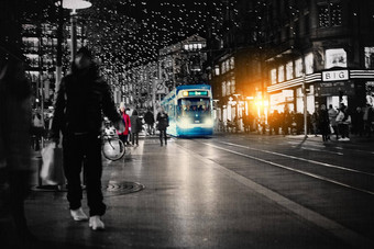 公共运输小时一天数字操纵拍摄忙城市街晚上