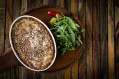 新鲜的牛肉烤宽面条烤箱菜表格罗马意大利餐厅