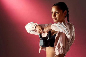物理<strong>精神</strong>事情工作室拍摄运动年轻的女人锻炼壶铃<strong>红色</strong>的背景