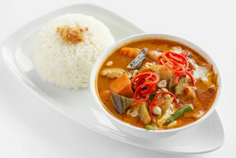 传统的泰国鸡红色的咖喱大米白色背景