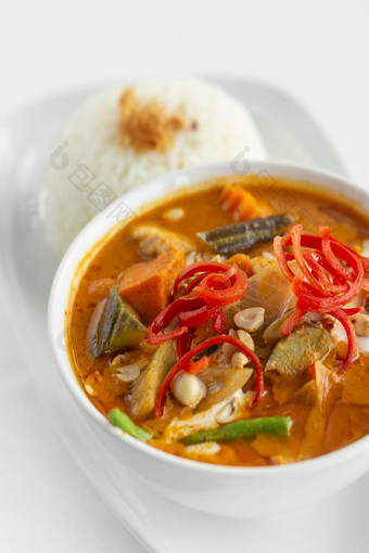 传统的泰国鸡红色的<strong>咖喱</strong>大米白色背景