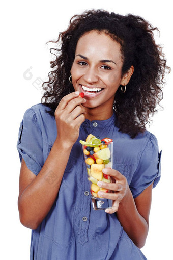 <strong>水果</strong>高兴的是工作室肖像有吸引力的女人吃<strong>水果沙拉</strong>白色背景
