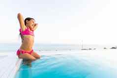 特写镜头肖像可爱的阿拉伯语女孩游泳池快乐孩子有趣的水海滩度假胜地夏天假期假期概念