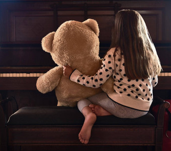 分享<strong>人才</strong>泰迪后视图拍摄女孩坐着前面计划泰迪熊