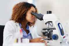 分析微观数据裁剪拍摄年轻的女科学家显微镜