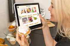 女人购物食物在线数字平板电脑厨房特写镜头视图平板电脑屏幕概念购买在线移动设备