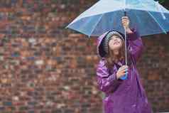 下雨倒裁剪拍摄女孩站伞