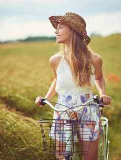 美丽的世界发现拍摄年轻的女人骑自行车农村