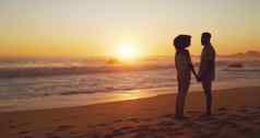 未来更明亮的一边完整的长度拍摄充满深情的年轻的夫妇站海滩日落