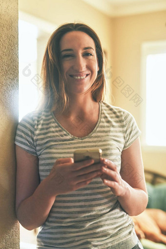 周末首页壳牌忙网络肖像年轻的女人手机早....首页