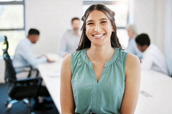 信心关键成功的企业家同意肖像自信年轻的女商人办公室