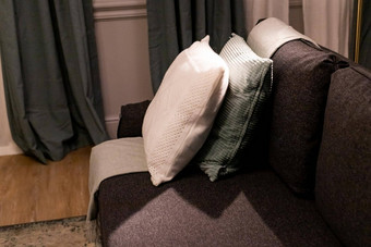 舒适的集枕头枕套材料纹理纺织品舒适的枕头沙发装饰室内床上白色床上亚麻彩色的枕头