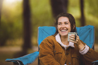 给咖啡<strong>鸣叫</strong>鸟生病了最快乐的拍摄女人喝咖啡坐着野营椅子