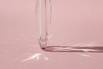 水晶棱镜光衍射光谱颜色<strong>反射</strong>时尚的光硬阴影粉红色的背景光光谱反映了玻璃棱镜