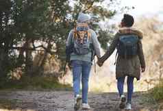 时间拉伸腿拍摄年轻的夫妇徒步旅行野营旅行