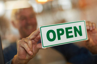 官方开放业务拍摄快乐高级业务老板持有开放标志通过咖啡商店