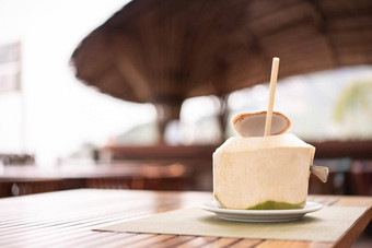 新鲜的椰子热带度假胜地海滩酒吧