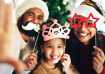 圣诞节一天发出叮当声拍摄快乐年轻的家庭庆祝圣诞节首页