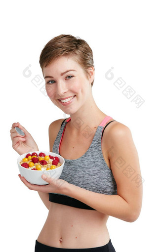 <strong>吃吃</strong>工作室肖像适合年轻的女人吃碗水果格兰诺拉麦片白色背景