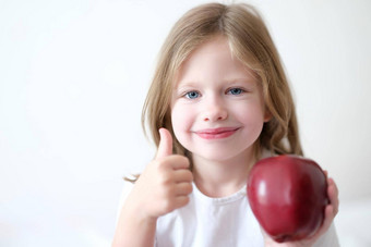 女孩持有红色的苹果手显示拇指