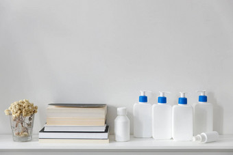 白色瓶蓝色的自动售货机<strong>洗发水护发</strong>素奶油液体肥皂雕像站架子上浴室的地方文本