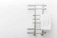 现代浴室毛巾干燥机白色墙背景复制空间