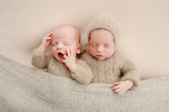 双胞胎新生儿工作室肖像