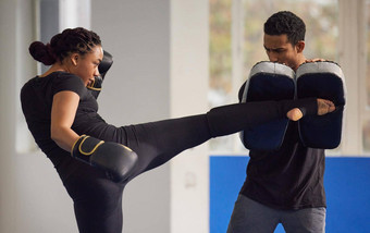 跆拳道形式动态锻炼拍摄年轻的女人练习跆拳道教练健身房
