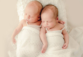 双胞胎新生儿工作室肖像
